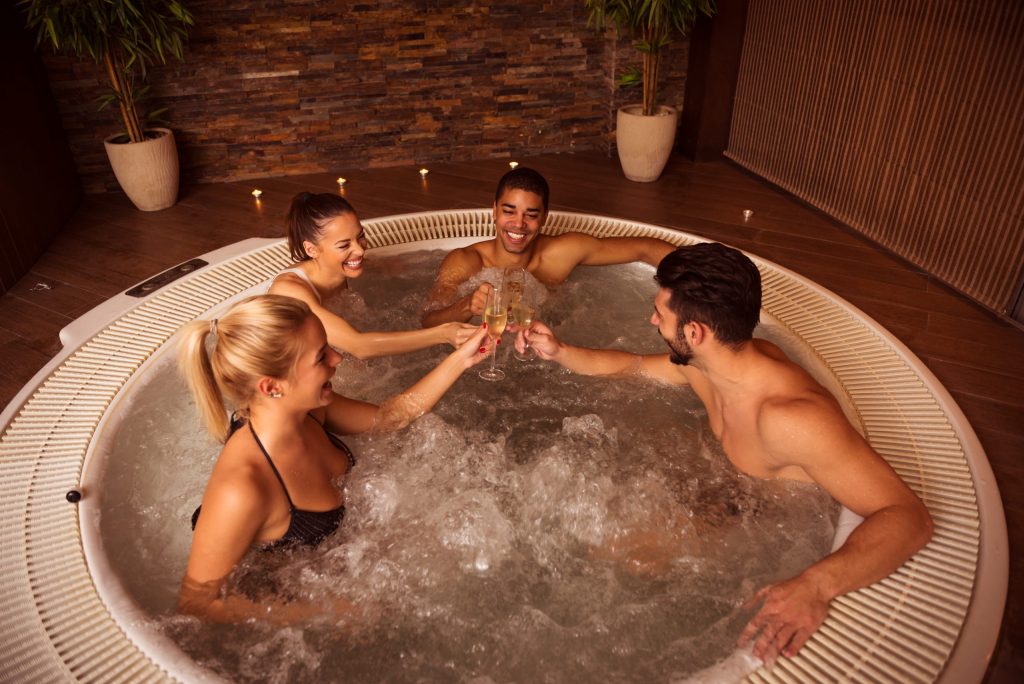 Dans le jacuzzi entre amis - suite privative - KALEA SPA Agen
